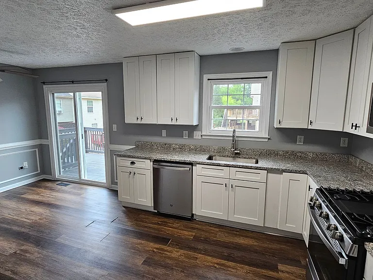 20140 Daniels Cir — Photo 5