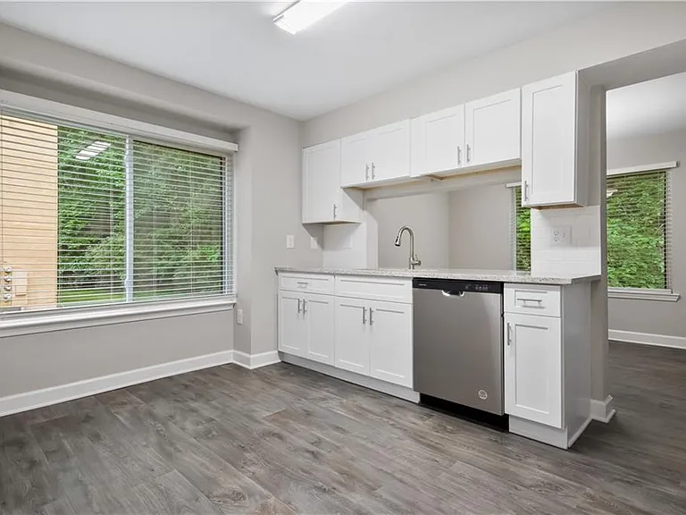 1012 Seasons Pkwy — Photo 7