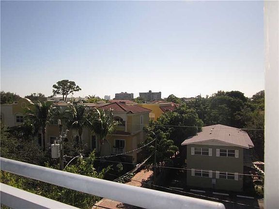 4th image of 721 SE 12th Ct APT 2
