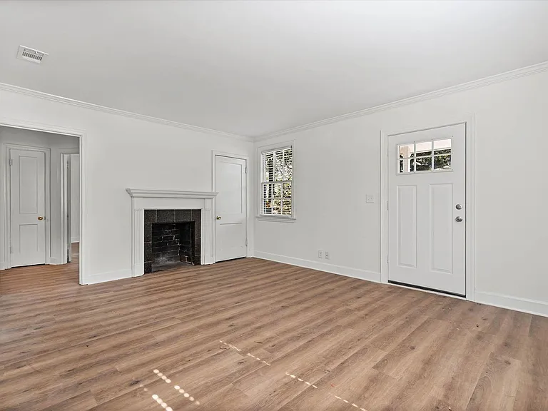 5213 Pineview Ln S — Photo 2