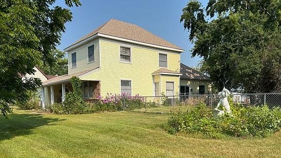 4th image of 206 E 3rd St