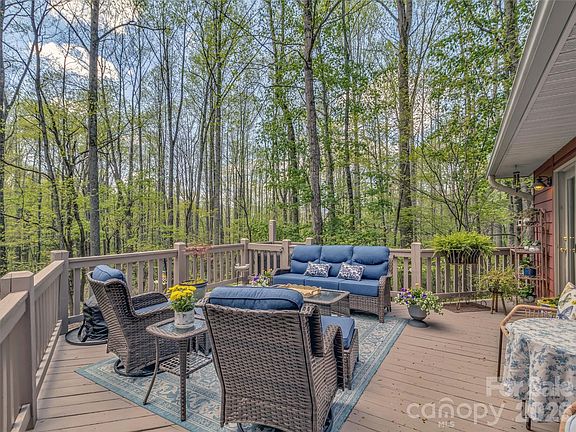 4th image of 211 Rustic Rd