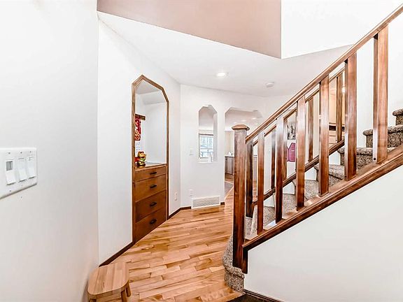 5th image of 7 NE Tuscany Ridge Cres NW