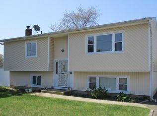 28 Adams St S, Farmingdale, NY 11735