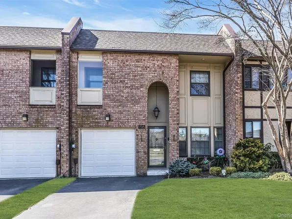 156 Southgate Circle, Massapequa Park, NY 11762
