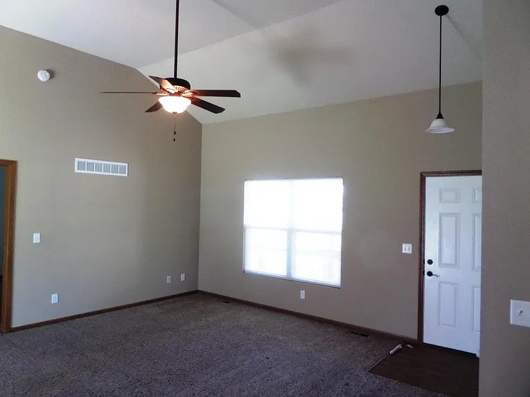 4304 SE Chisolm Rd — Photo 5