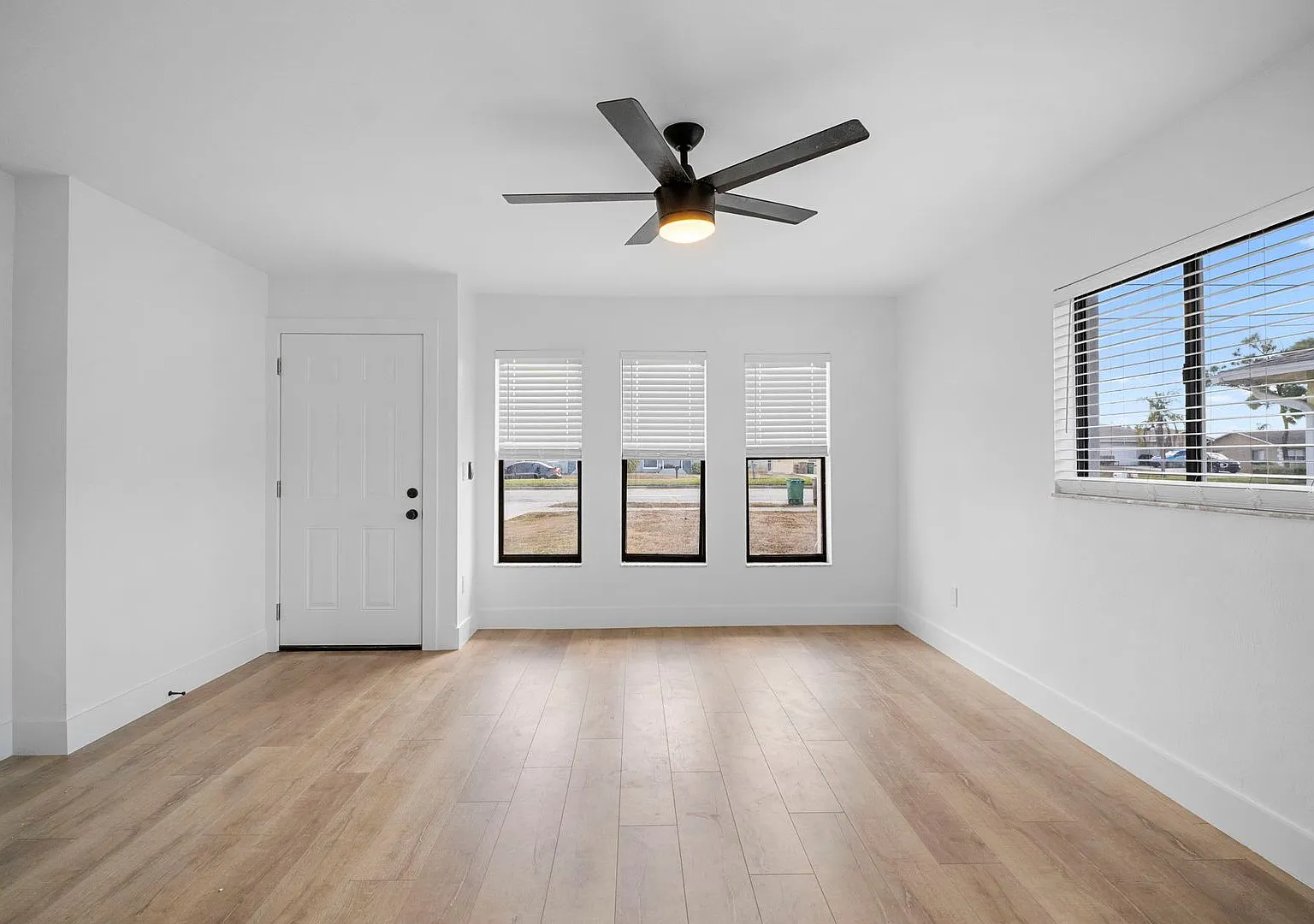 Special 2 Weeks Free Move-In Ready Cape Coral Home Newly Remodeled Interior — Photo 3