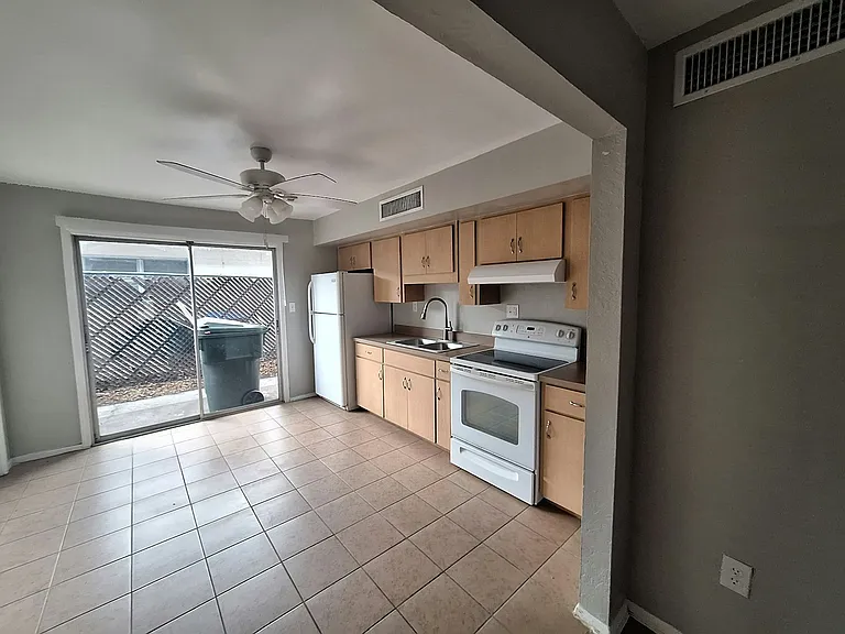 919 E Orange St #B — Photo 9