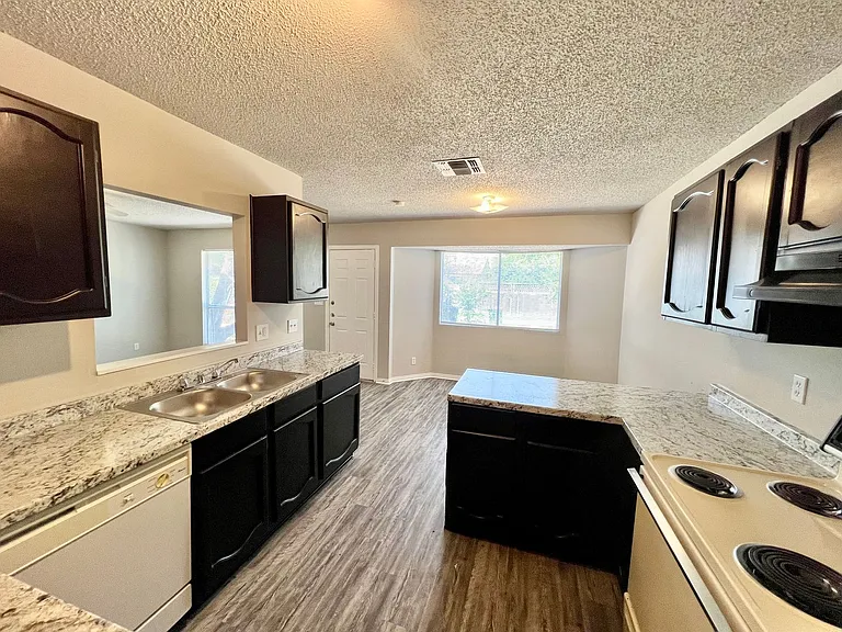 1211 Churing Dr — Photo 8