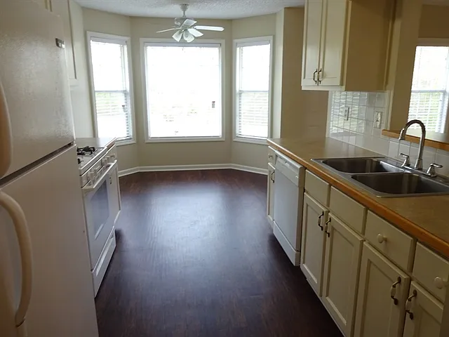 3 bed, 2.0 bath, 1856 sqft, $2,105 — Photo 2