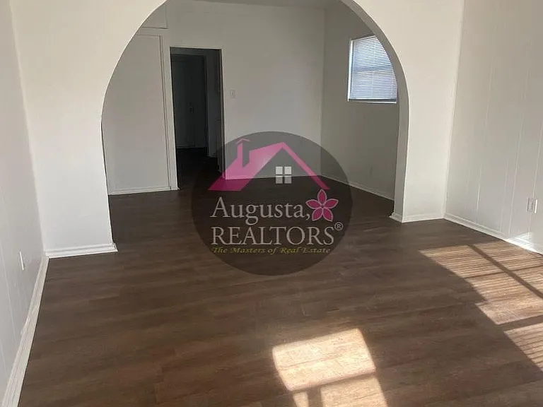 726 Ross Ave — Photo 2