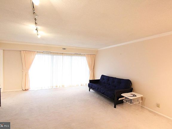 5th image of 307 Yoakum Pkwy APT 307