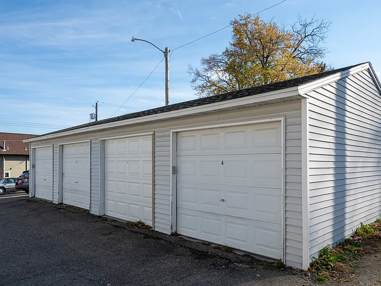 Hamptons - 204 18th Street Southwest - 5 — Photo 14