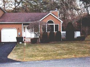 6 Kettle Hole Rd, Manorville, NY 11949