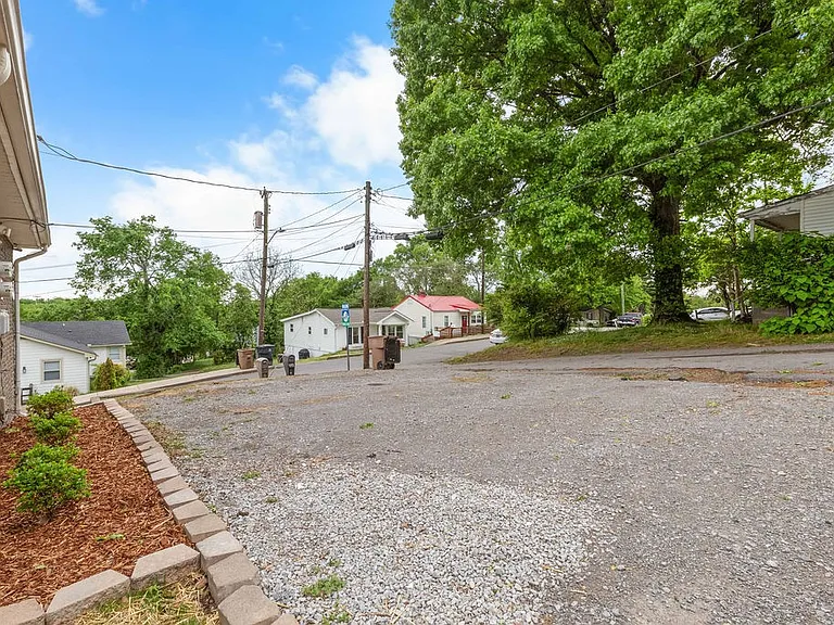 895 W Sharpe Ave #B — Photo 2