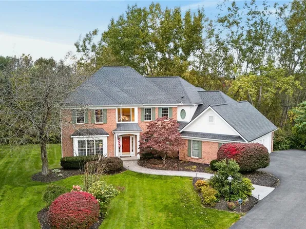 17 Crownwood Cir, Pittsford, NY 14534