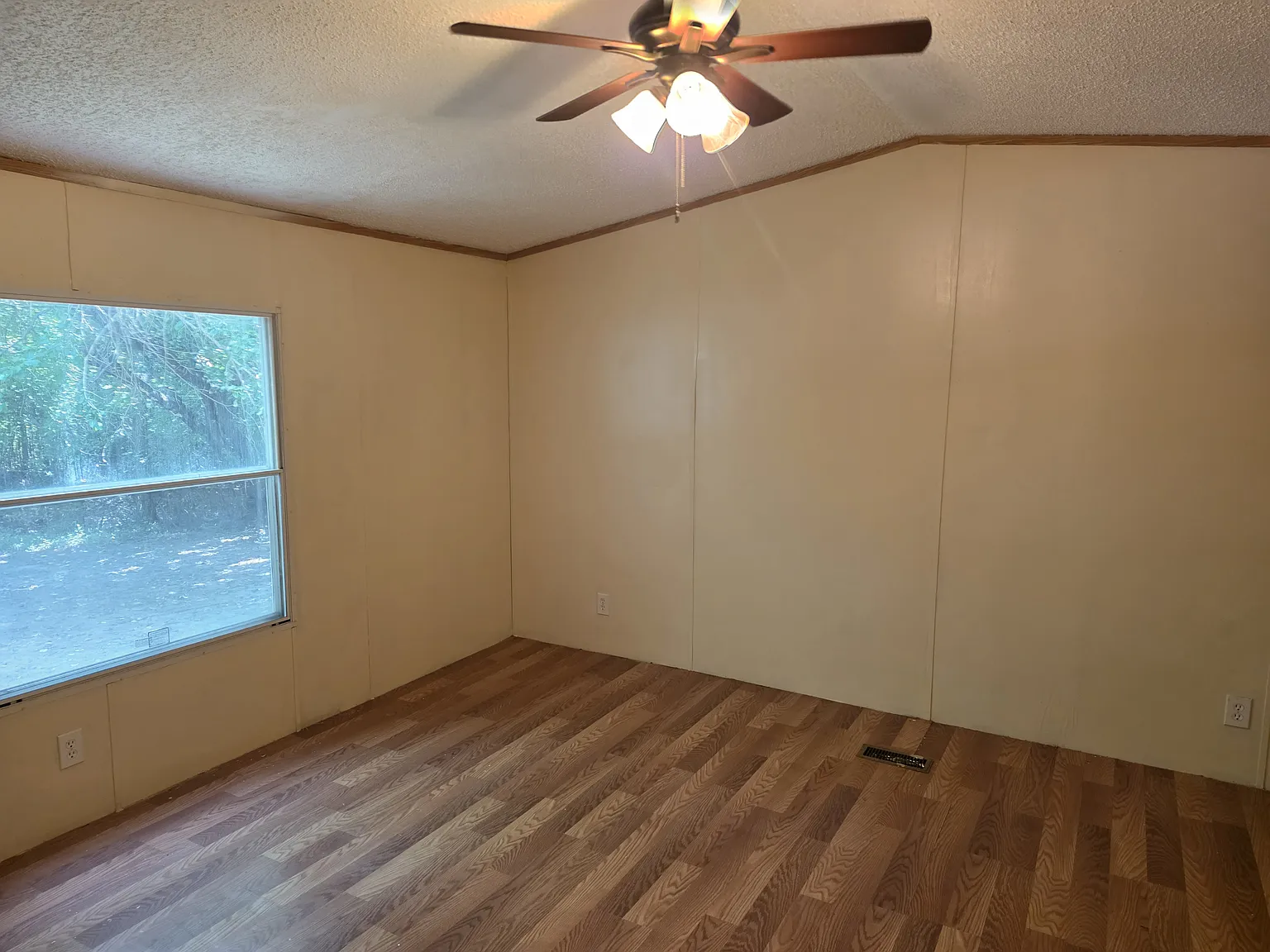 3 bed, 1200 sqft, $1,095 — Photo 1