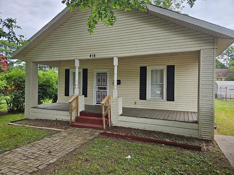 418 Newport Ave — Photo 1