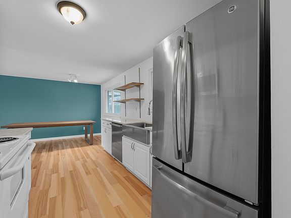 4th image of 6963 Laird Ave