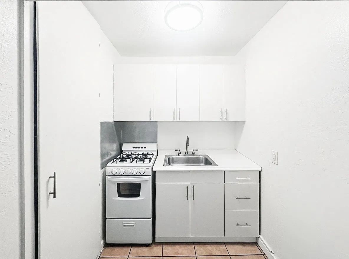 Studio, 400 sqft, $899 — Photo 4