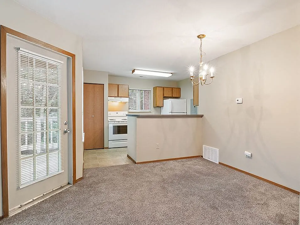 Country Club Apartments — Photo 4