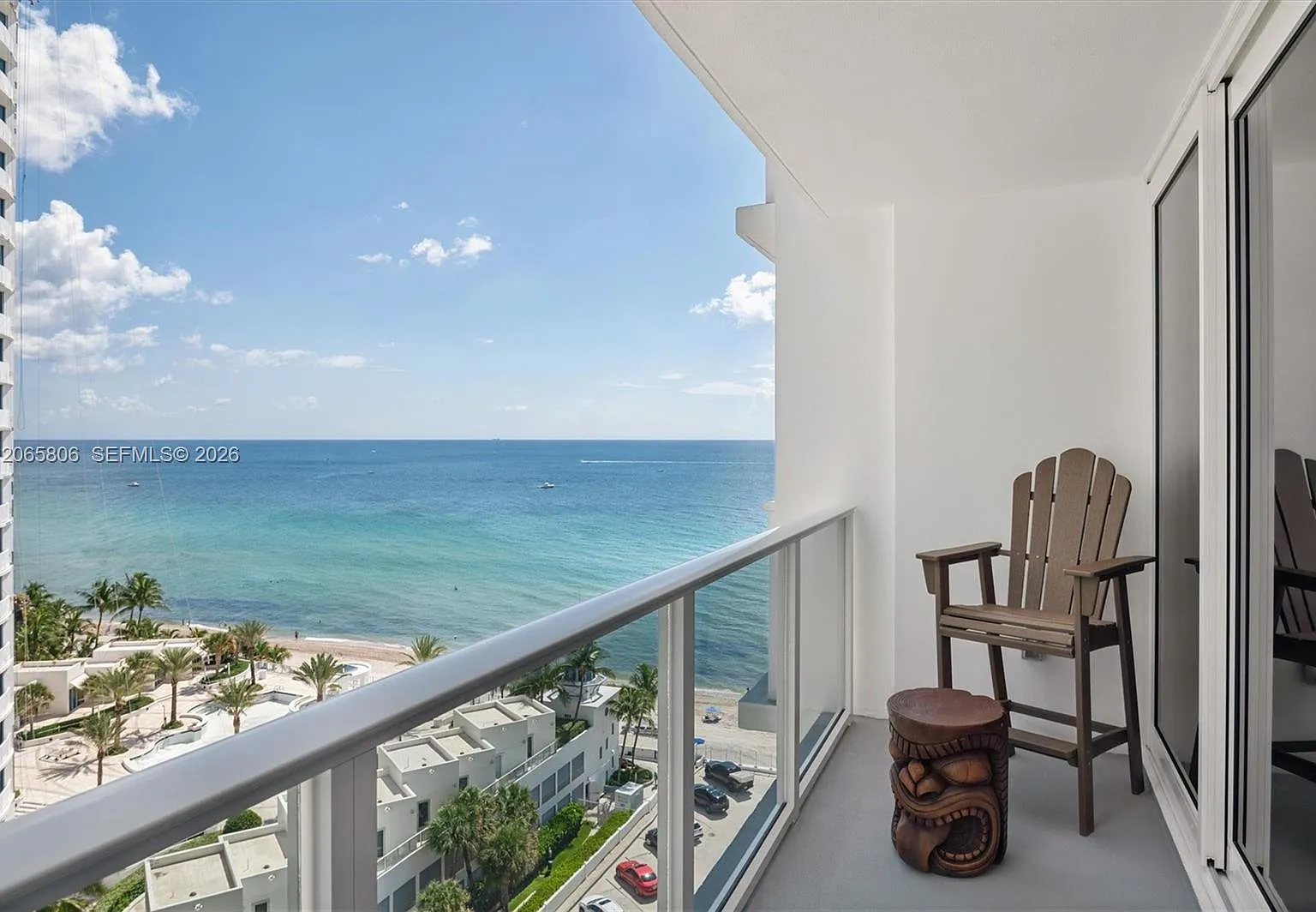 Alexander Towers Condo — Photo 1