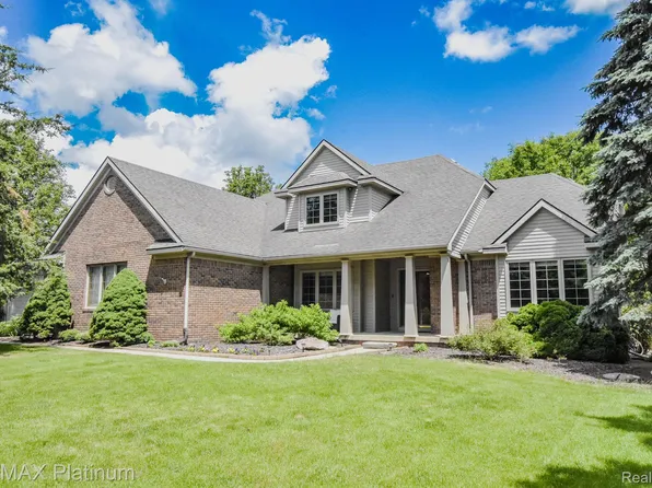 7730 Setters Pointe Dr, Brighton, MI 48116