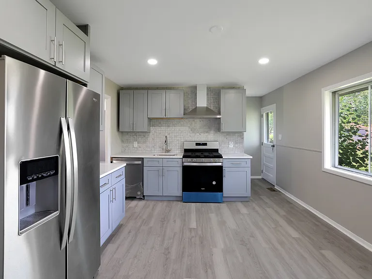 419 Waverly Ave — Photo 16