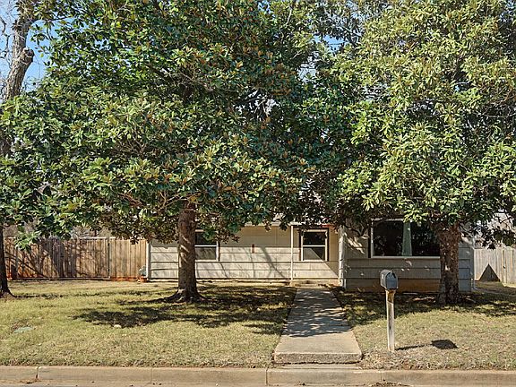 2nd image of 422 N Pecan St