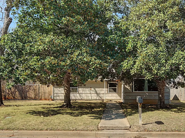 422 N Pecan St — Photo 2