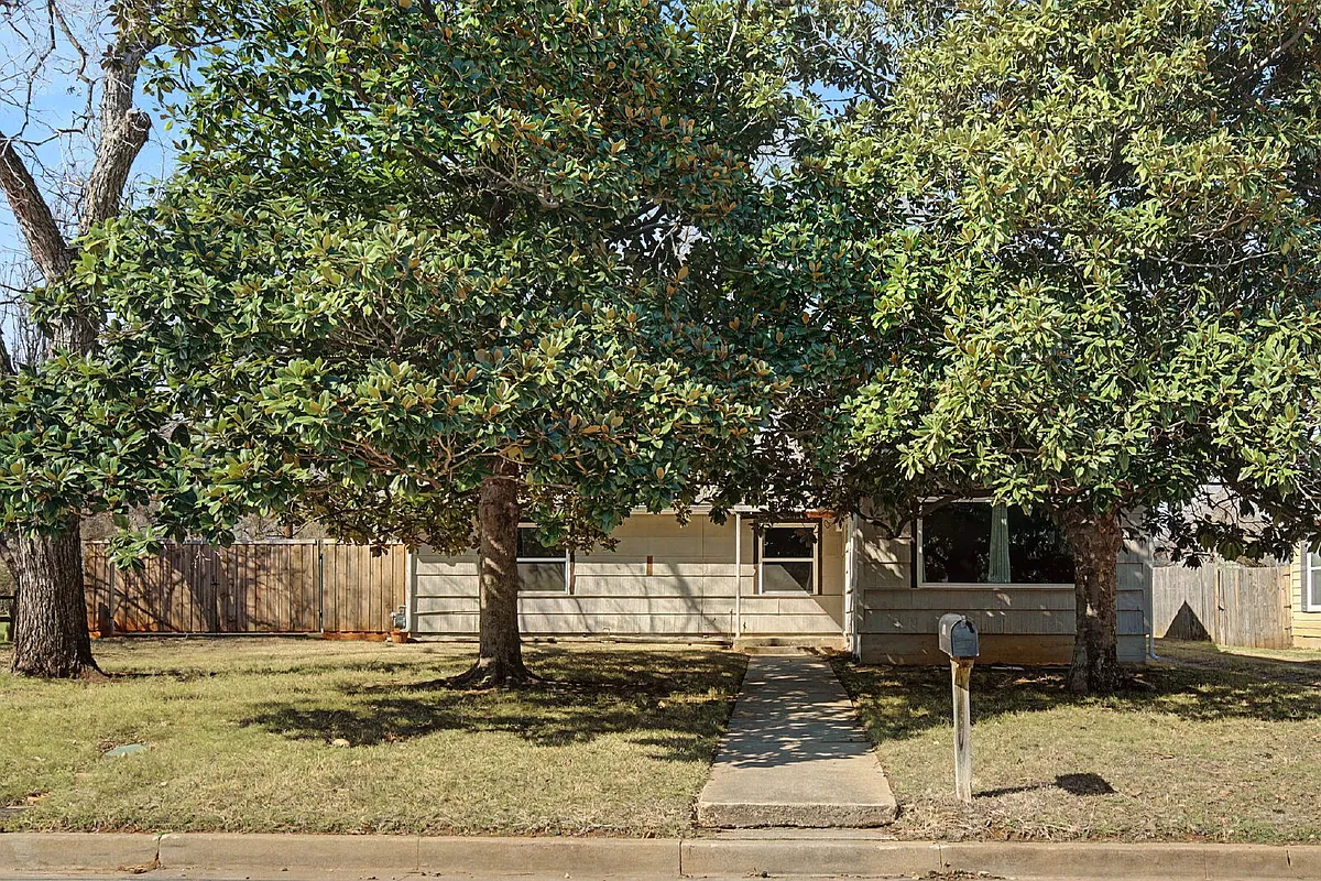 Building Photo - 422 N Pecan St