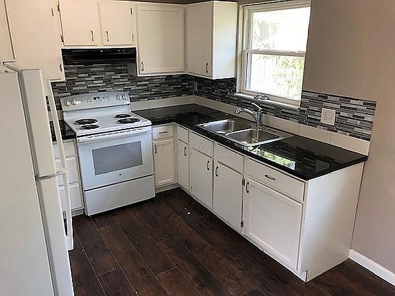 3rd image of 479 Woodlawn Ave