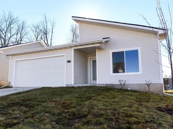 4303 Grover Woods Ln, Des Moines, IA 50317