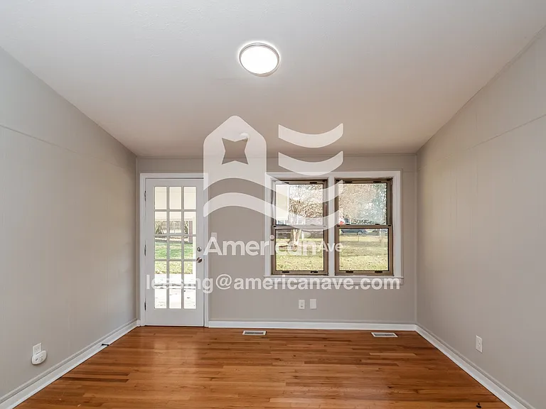 1523753_003_wm_-_living_room_13403378.jpg