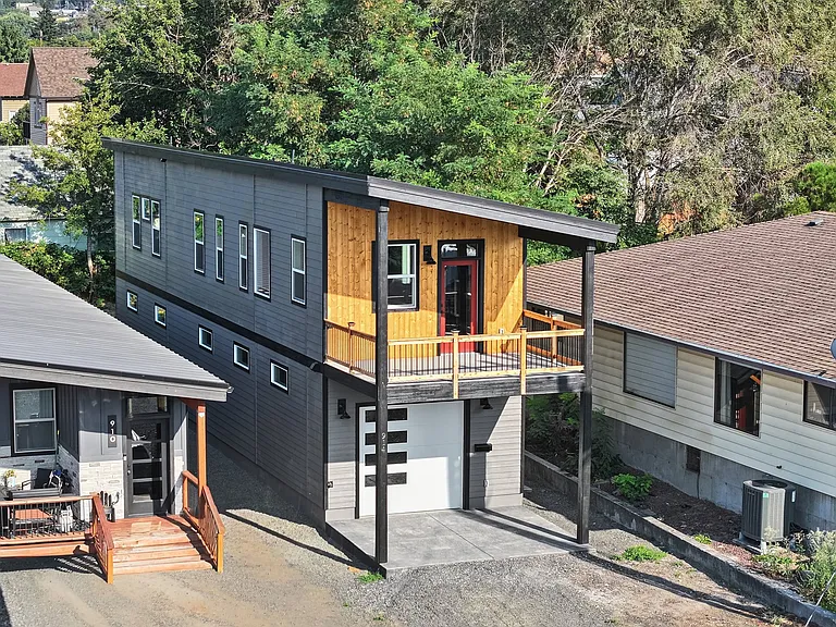 914 Clark St — Photo 1