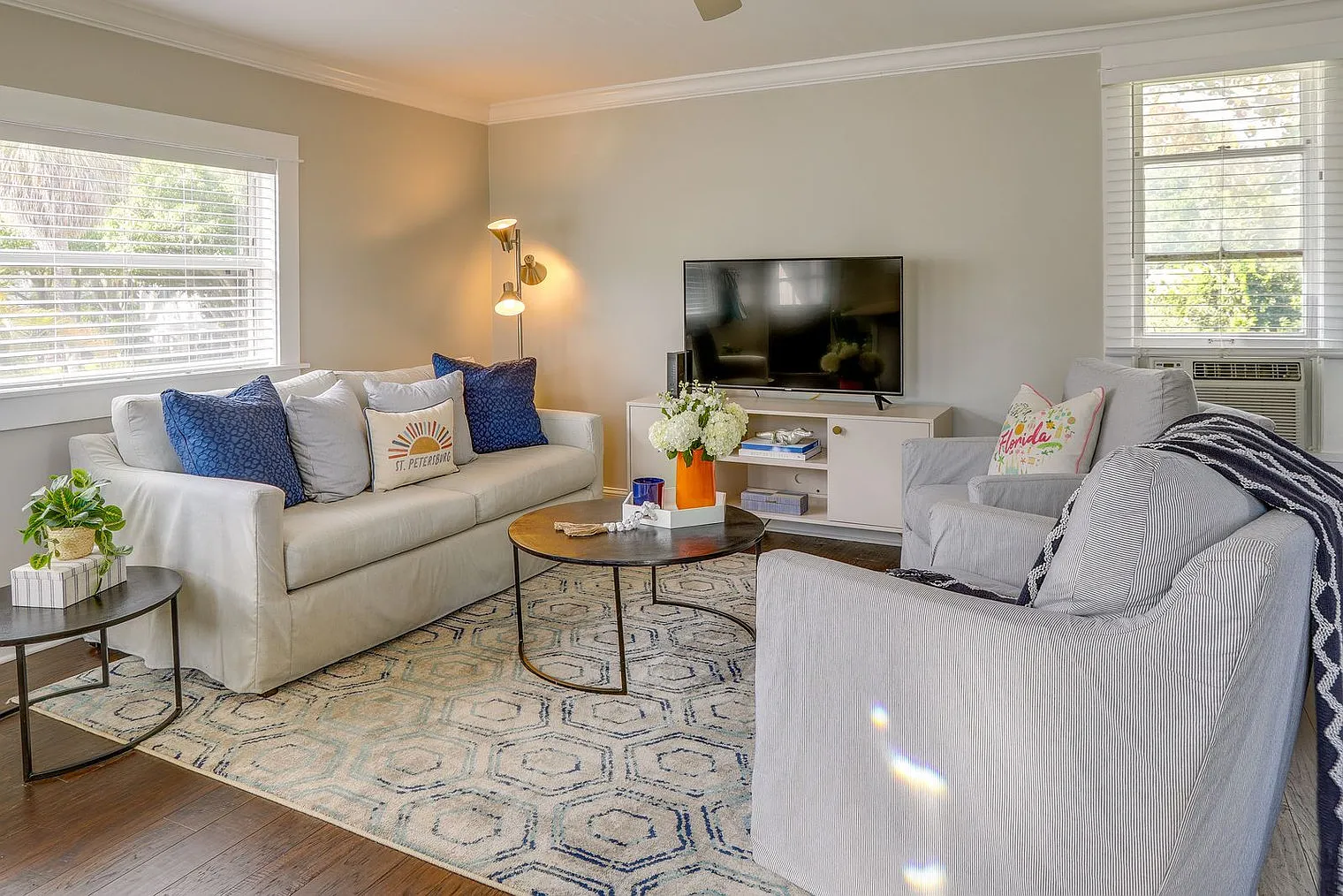 1 bed, 1.0 bath, 581 sqft, $2,967 — Photo 2