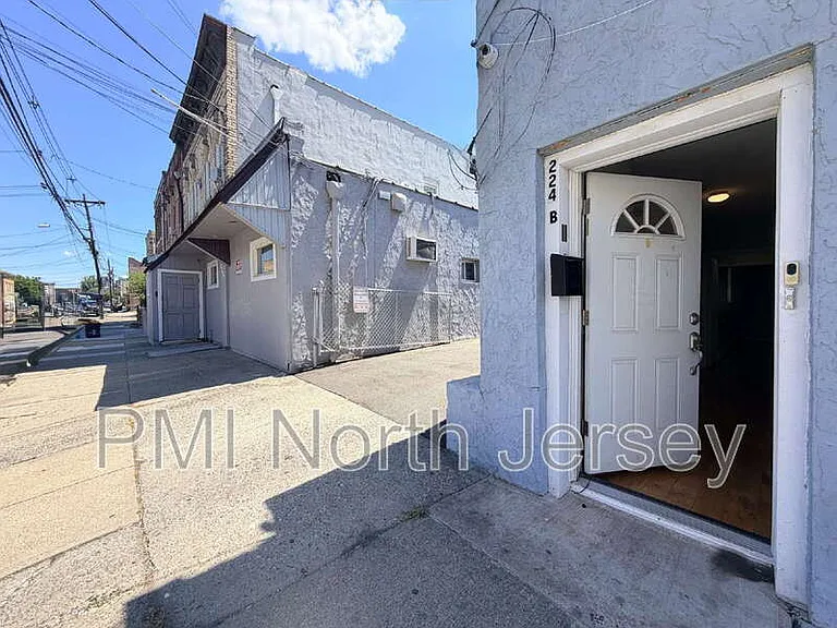 224 Macarthur Ave #B — Photo 17