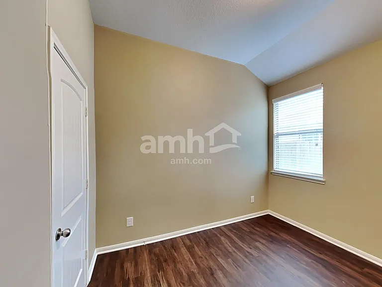 2324 Shady Tree Ln — Photo 13