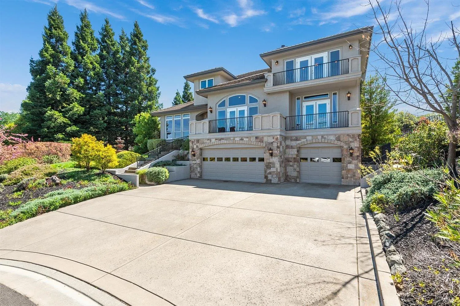 2048 Pinecrest Court photo 1