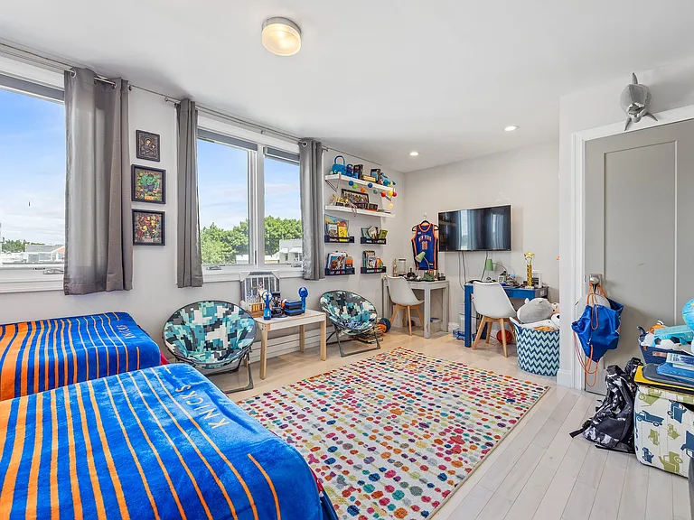 22-14 43rd St #TOPFLOOR — Photo 6