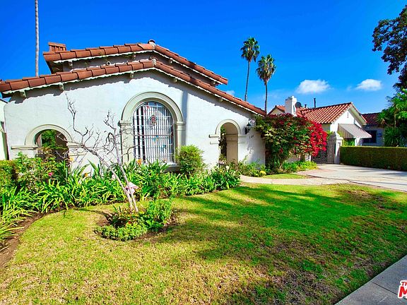 2nd image of 168 N Doheny Dr