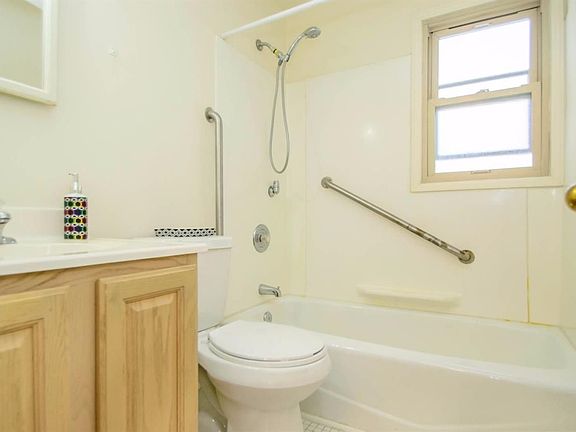 4th image of 2348 Parkwood Ave