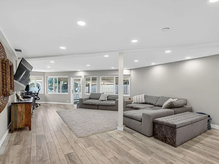 1570 NE 30th Pl — Photo 36
