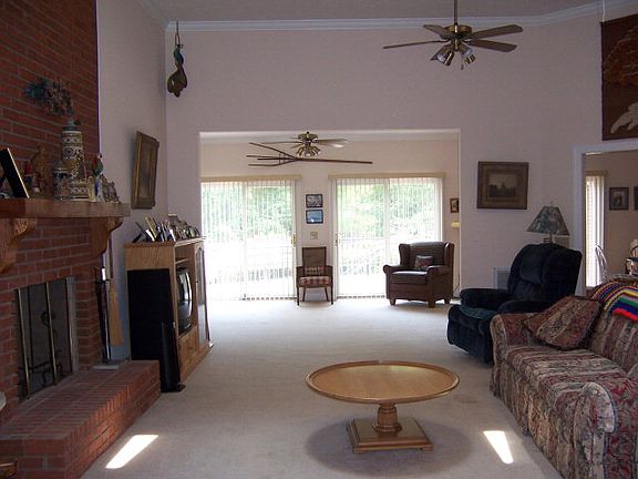 3rd image of 1040 Winchester Ln