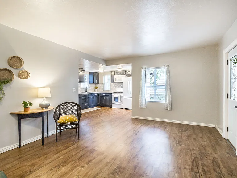 1324 W Sioux St — Photo 4