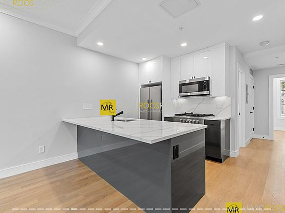 3rd image of 535 Newbury St #1