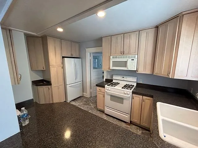 368 Gladys Ave — Photo 10