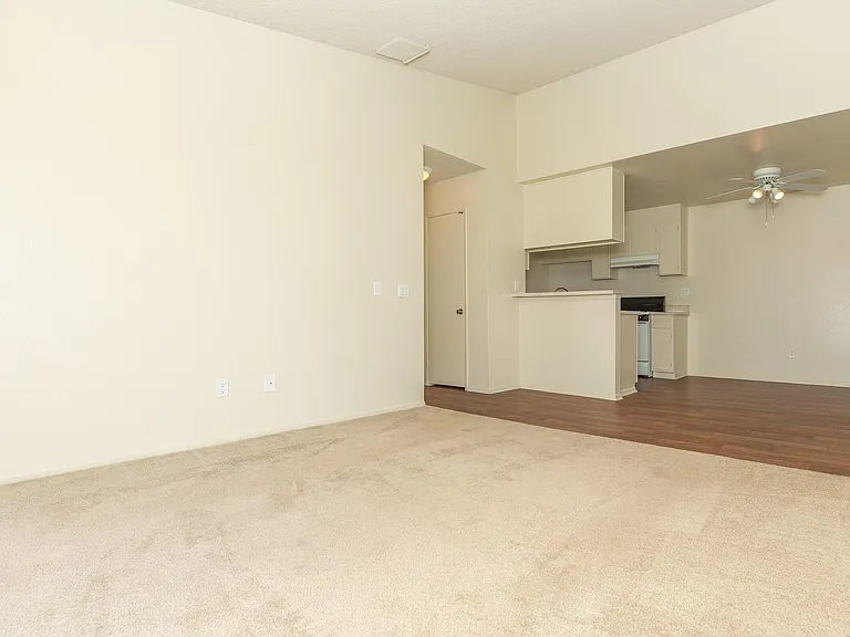 Harbor Pointe Apartments — Photo 25