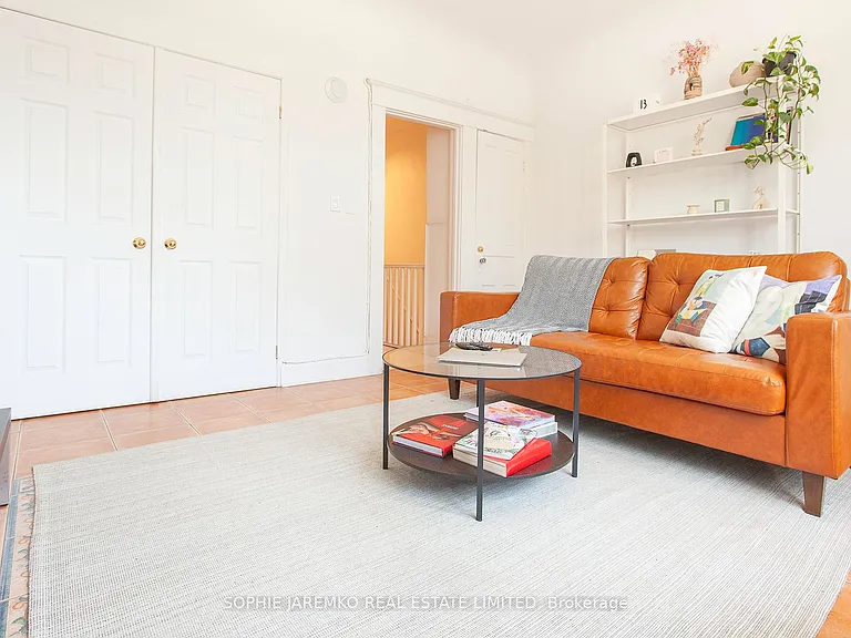 2102A Dundas St W — Photo 3