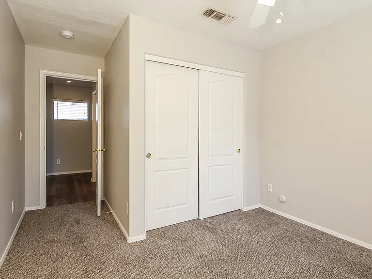 1110 N Steele — Photo 11